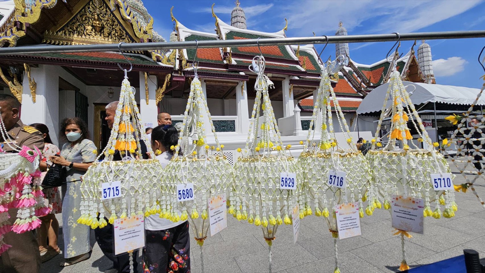โคมตราที่ถวายแล้ว แขวนอยู่ภายในวัด